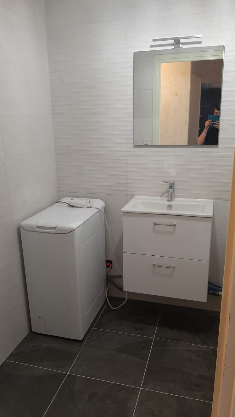 Salle de bain carrelage gris claire avec jeu de texture