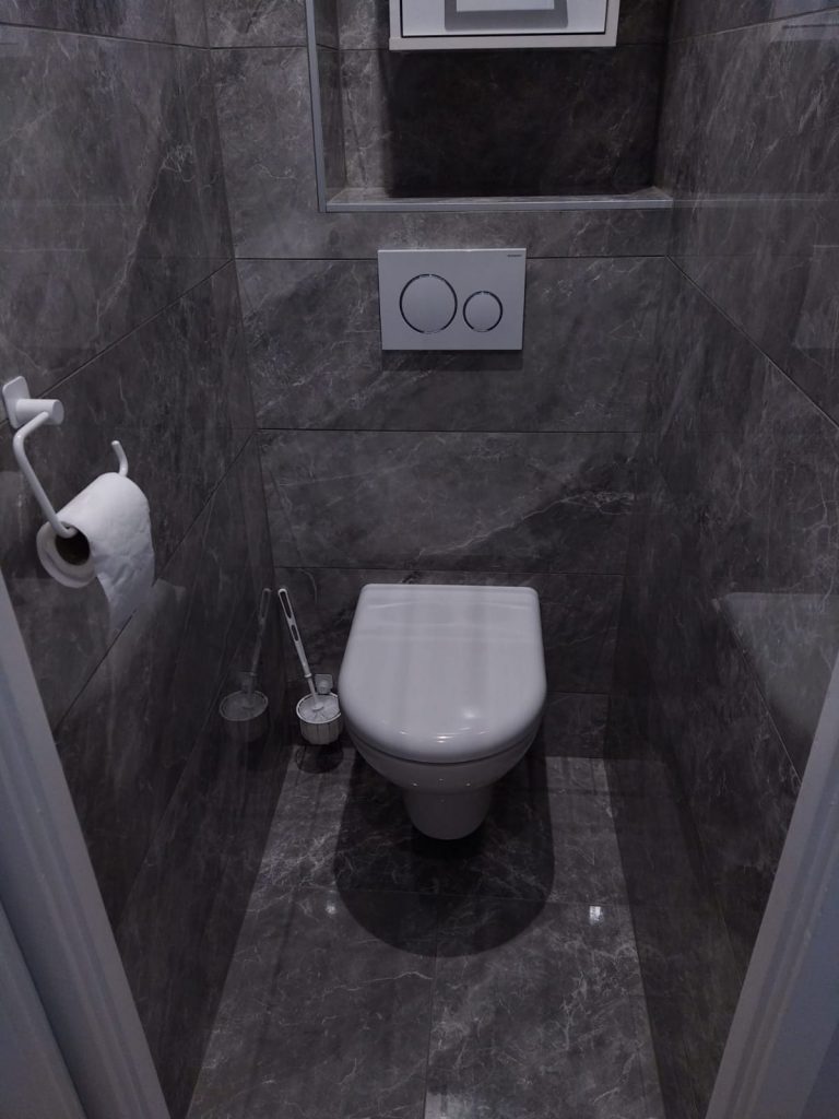 Toilette carrelage effet marbre gris foncé