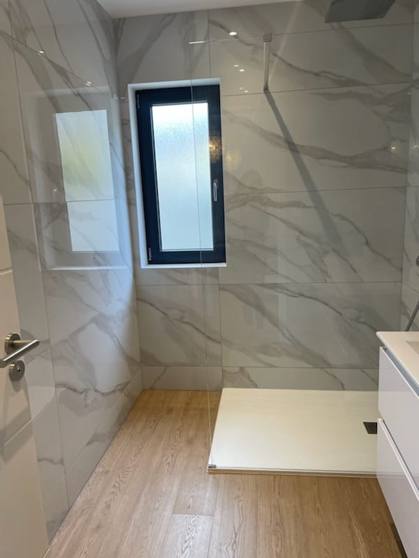 Salle de bain Carrelage marbre blanc et bois