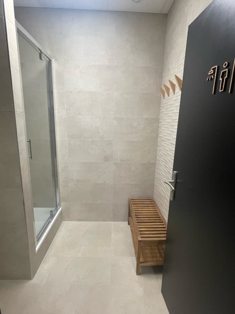 Salle de bain carrelage effet pierre
