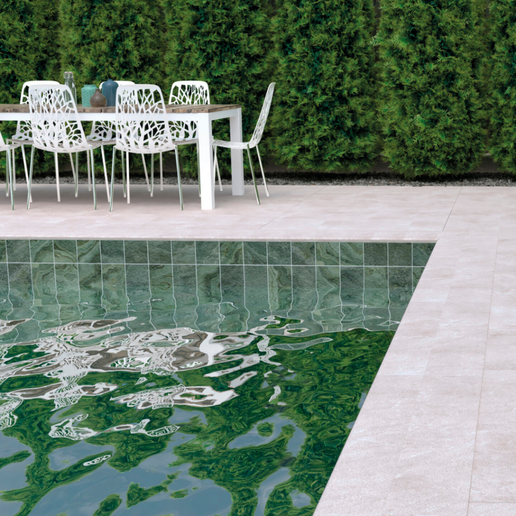 Impact de la lumière sur la couleur carrelage eau piscine créant de magnifiques reflets vert lagon sous l'eau.