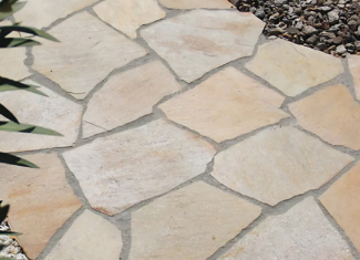 Pierre naturelle opus incertum – Quartzite Jaune (Épaisseur 3-5 cm)
