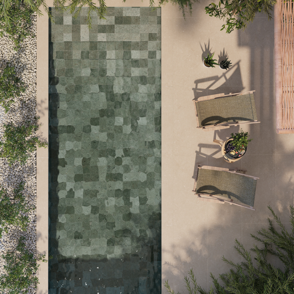 Superbe piscine effet Bali avec eau vert lagon et terrasse en bois au milieu d'un jardin tropical.
