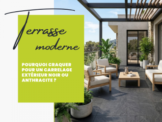 Contraste entre un carrelage extérieur anthracite effet ardoise et des plantes vertes sur une terrasse moderne.