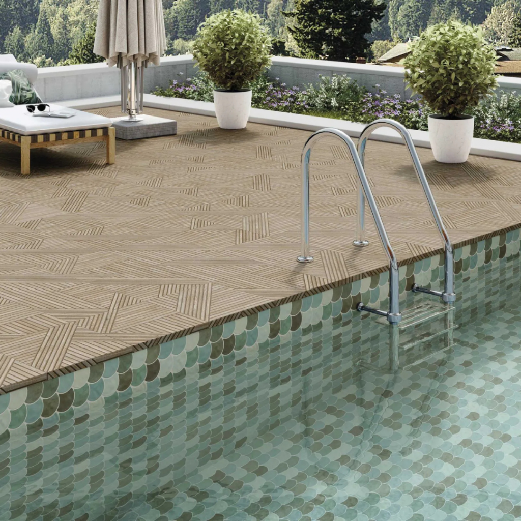 Aménagement d'une terrasse extérieur avec piscine avec un carrelage forme écaille de couleur vert émeraude.