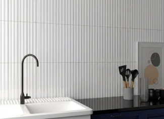 Carrelage mural cannelé effet tasseaux blanc brillant  – 10×40 – Reeded white gloss