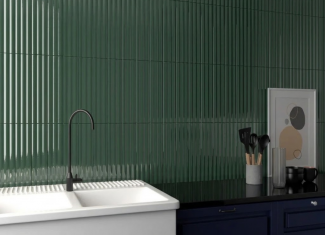 Carrelage mural cannelé effet tasseaux bleu baltique brillant  – 10×40 – Reeded baltic blue gloss