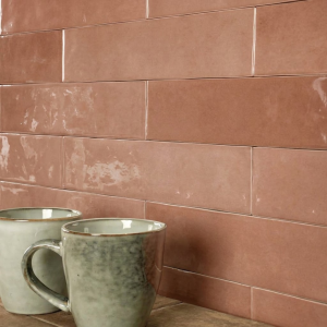 Faïence murale effet zellige tons terracotta et abricot brillant, modèle Zellij Apricot d'Estudio Ceramico, format 6,5x25 cm.